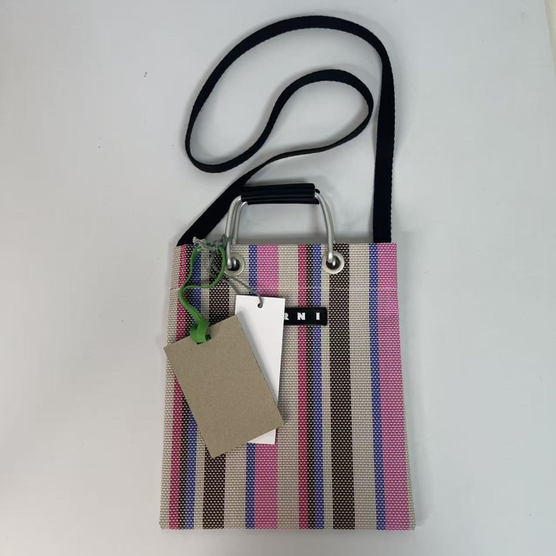 PVC pludmales soma, vertikāla kvadrāta forma, augšējais atvērums, bez odères, dubultās plecu siksnas, vasara 2025