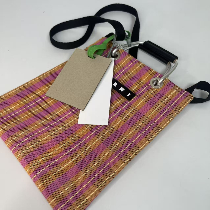 PVC pludmales soma, vertikāla kvadrāta forma, augšējais atvērums, bez odères, dubultās plecu siksnas, vasara 2025