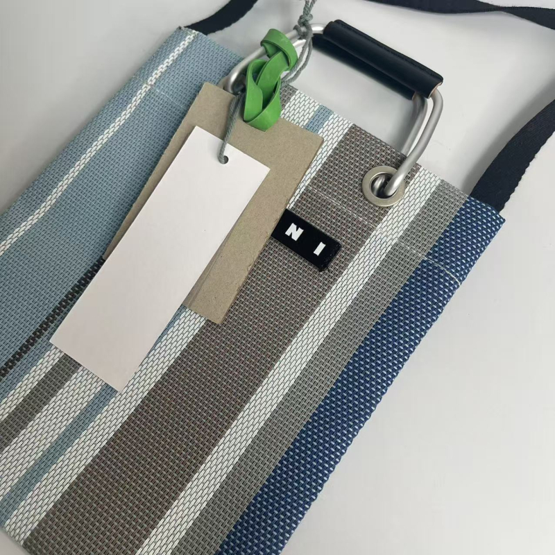 PVC pludmales soma, vertikāla kvadrāta forma, augšējais atvērums, bez odères, dubultās plecu siksnas, vasara 2025