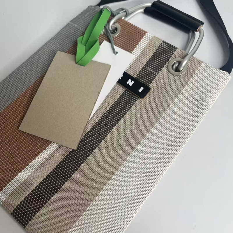 PVC pludmales soma, vertikāla kvadrāta forma, augšējais atvērums, bez odères, dubultās plecu siksnas, vasara 2025