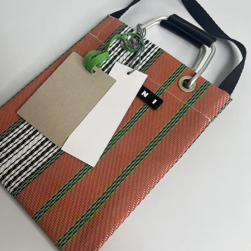 PVC pludmales soma, vertikāla kvadrāta forma, augšējais atvērums, bez odères, dubultās plecu siksnas, vasara 2025