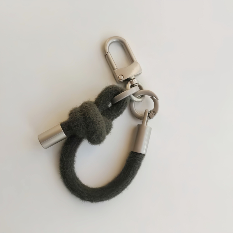 Plišani kaiš za telefon – materijal pliš; užad: poliester; kopča: metal; stil: unisex