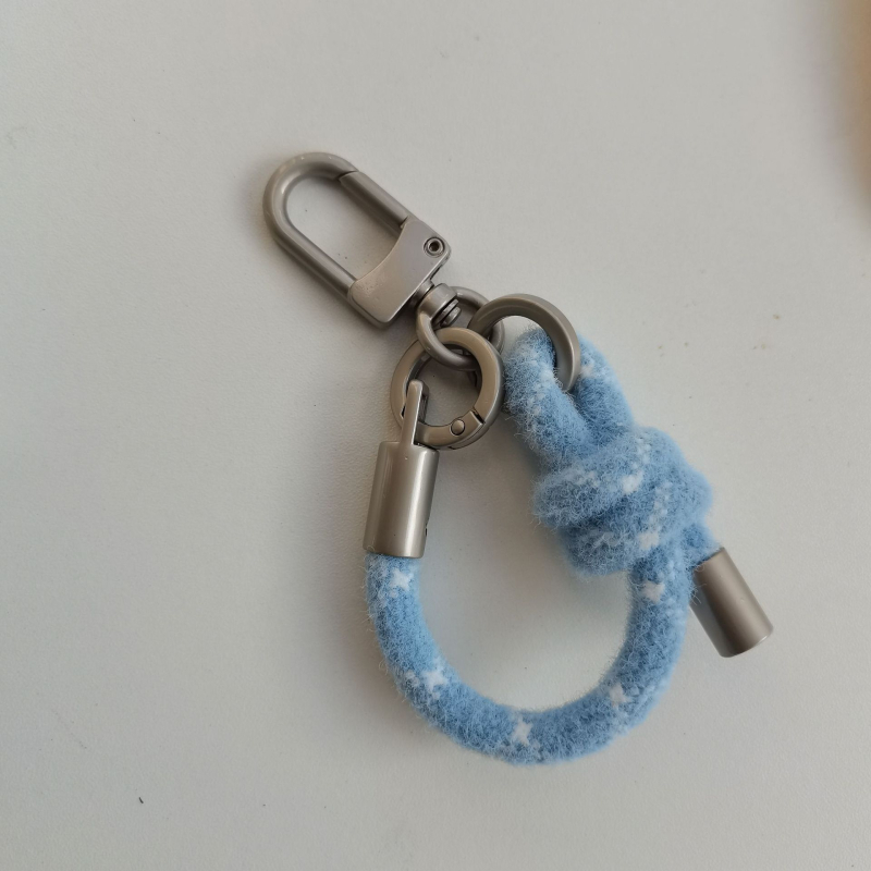 Plišani kaiš za telefon – materijal pliš; užad: poliester; kopča: metal; stil: unisex