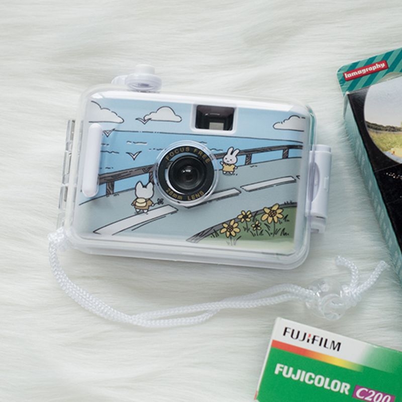 Analoginė filmo kamera – ne Polaroid, retro stilius, dovana Moters dienai