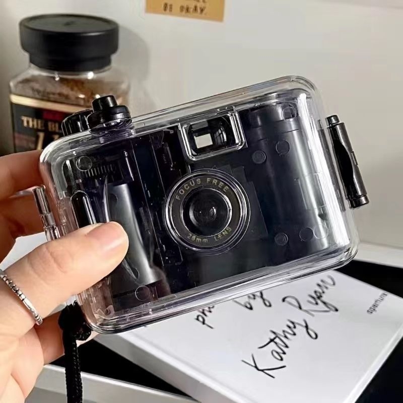 Analoginė filmo kamera – ne Polaroid, retro stilius, dovana Moters dienai