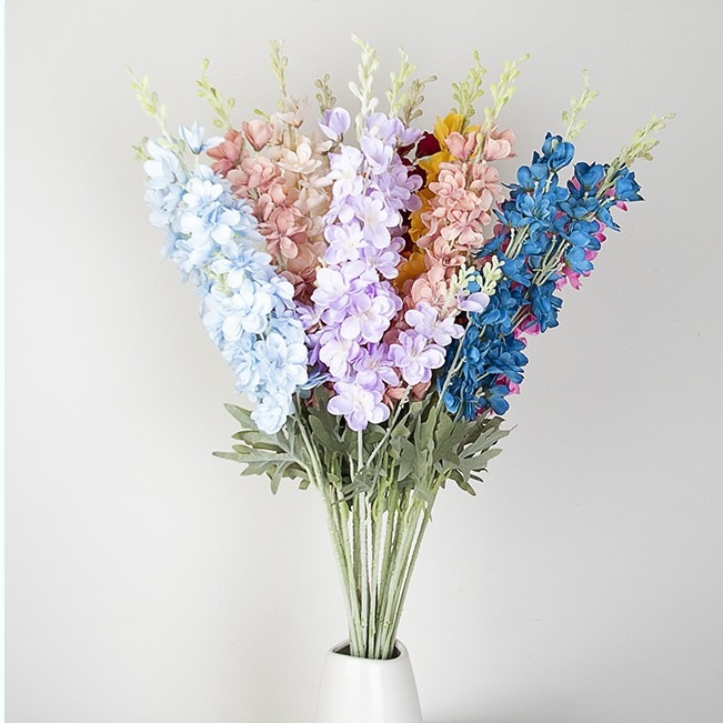 Umjetni cvijet Delphinium s dvostruko razgranatom stabljikom, flokirani materijal; za vjenčanja, rekvizite za fotografiju i kućnu dekoraciju; marka Gardenia; materijal: svila i Pan tkanina; izrada: stiliziranje, reljef, ubrizgavanje kalupa; varijanta: osta