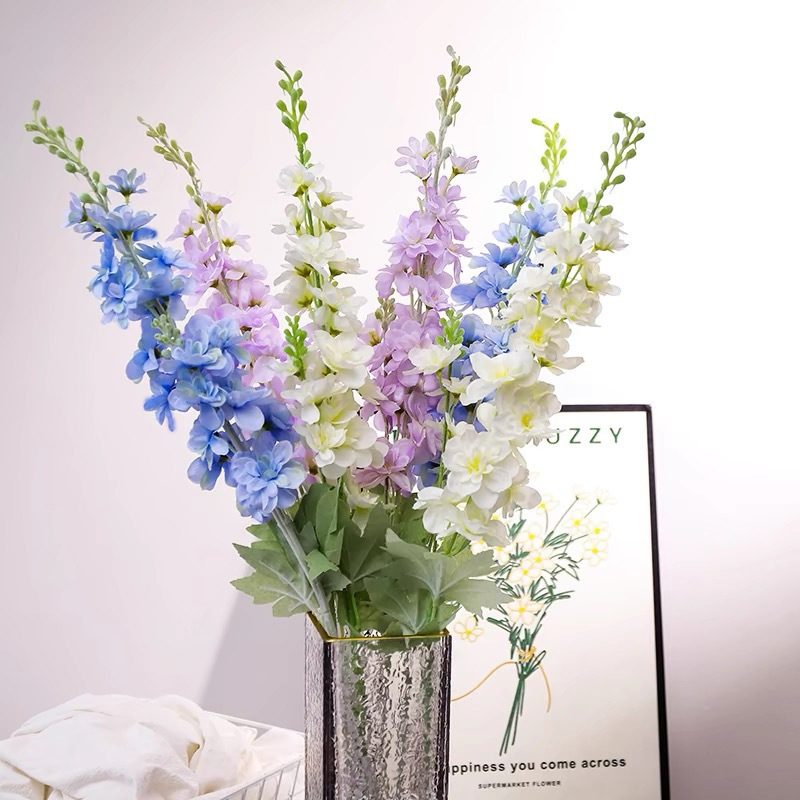 Umjetni cvijet Delphinium s dvostruko razgranatom stabljikom, flokirani materijal; za vjenčanja, rekvizite za fotografiju i kućnu dekoraciju; marka Gardenia; materijal: svila i Pan tkanina; izrada: stiliziranje, reljef, ubrizgavanje kalupa; varijanta: osta