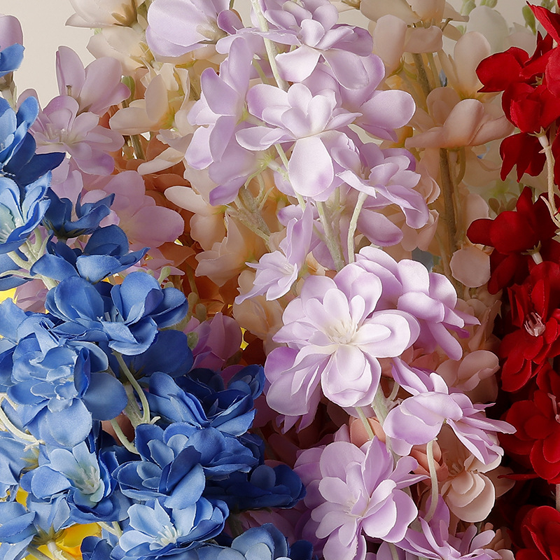 Umjetni cvijet Delphinium s dvostruko razgranatom stabljikom, flokirani materijal; za vjenčanja, rekvizite za fotografiju i kućnu dekoraciju; marka Gardenia; materijal: svila i Pan tkanina; izrada: stiliziranje, reljef, ubrizgavanje kalupa; varijanta: osta