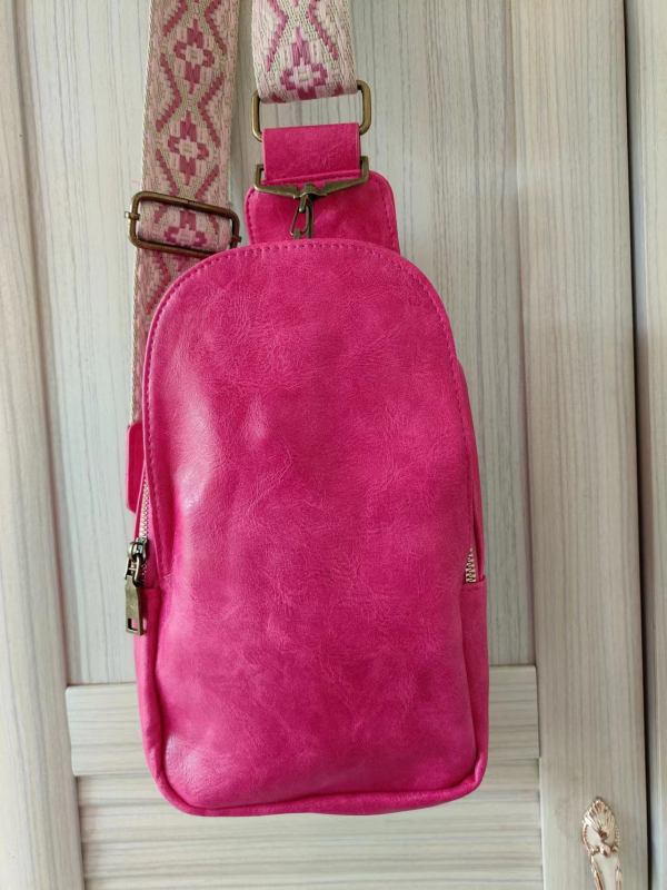 Ženska crossbody torba — PU materijal, školjkast oblik, podstava od poliestera, zatvaranje na zip, unutarnje pregrade: džep sa zipom, džep za telefon, džep za prijenosno računalo
