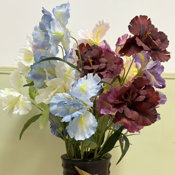 Umjetni iris svilenih cvjetova za vjenčanja i kućni dekor, rekviziti za fotografiju; materijal: plastika i svila; izrada: stiliziranje, bojanje, polu‑ručna i polu‑mehanička