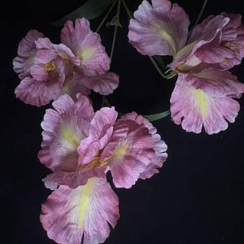 Umjetni iris svilenih cvjetova za vjenčanja i kućni dekor, rekviziti za fotografiju; materijal: plastika i svila; izrada: stiliziranje, bojanje, polu‑ručna i polu‑mehanička