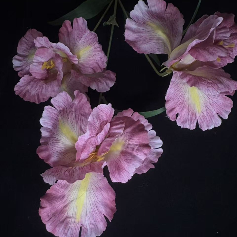 Umjetni iris svilenih cvjetova za vjenčanja i kućni dekor, rekviziti za fotografiju; materijal: plastika i svila; izrada: stiliziranje, bojanje, polu‑ručna i polu‑mehanička