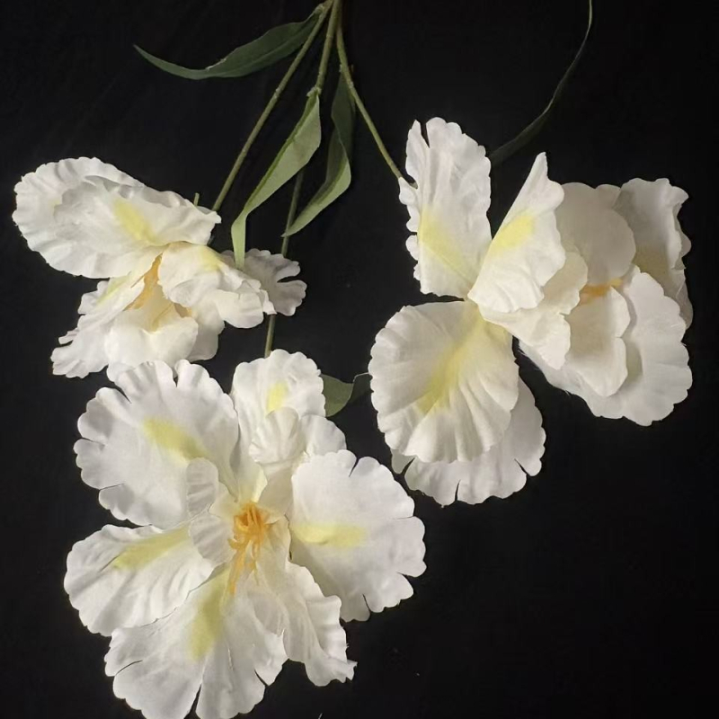 Umjetni iris svilenih cvjetova za vjenčanja i kućni dekor, rekviziti za fotografiju; materijal: plastika i svila; izrada: stiliziranje, bojanje, polu‑ručna i polu‑mehanička