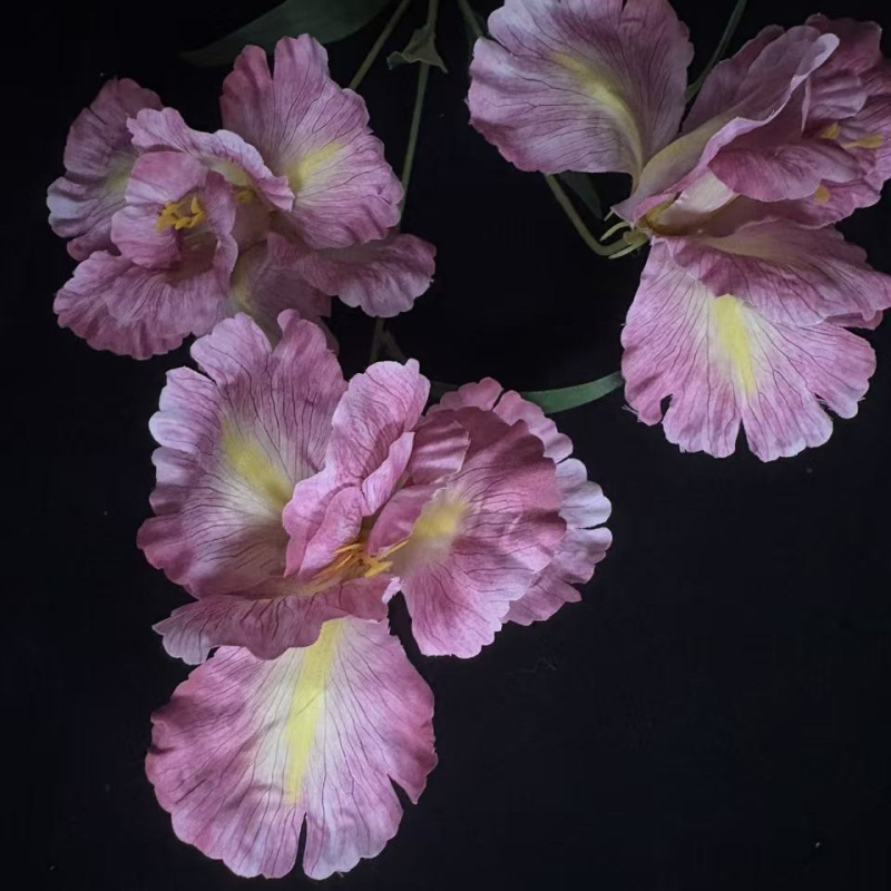 Umjetni iris svilenih cvjetova za vjenčanja i kućni dekor, rekviziti za fotografiju; materijal: plastika i svila; izrada: stiliziranje, bojanje, polu‑ručna i polu‑mehanička