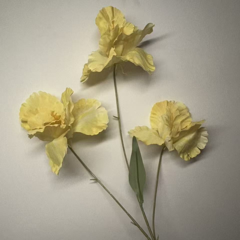 Umjetni iris svilenih cvjetova za vjenčanja i kućni dekor, rekviziti za fotografiju; materijal: plastika i svila; izrada: stiliziranje, bojanje, polu‑ručna i polu‑mehanička