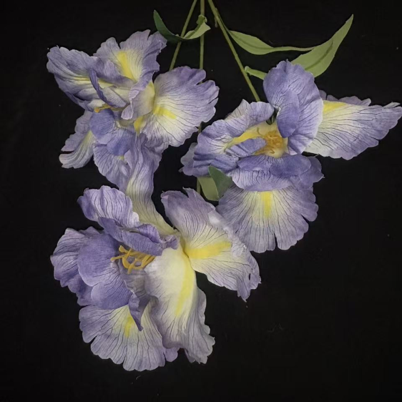 Umjetni iris svilenih cvjetova za vjenčanja i kućni dekor, rekviziti za fotografiju; materijal: plastika i svila; izrada: stiliziranje, bojanje, polu‑ručna i polu‑mehanička