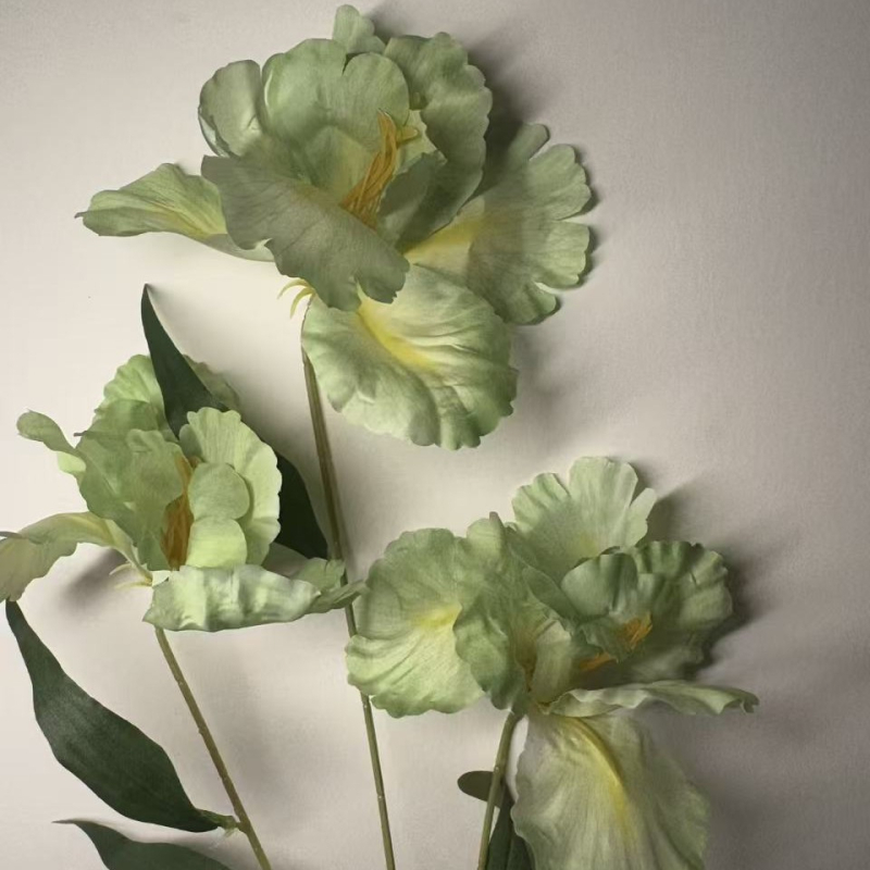 Umjetni iris svilenih cvjetova za vjenčanja i kućni dekor, rekviziti za fotografiju; materijal: plastika i svila; izrada: stiliziranje, bojanje, polu‑ručna i polu‑mehanička