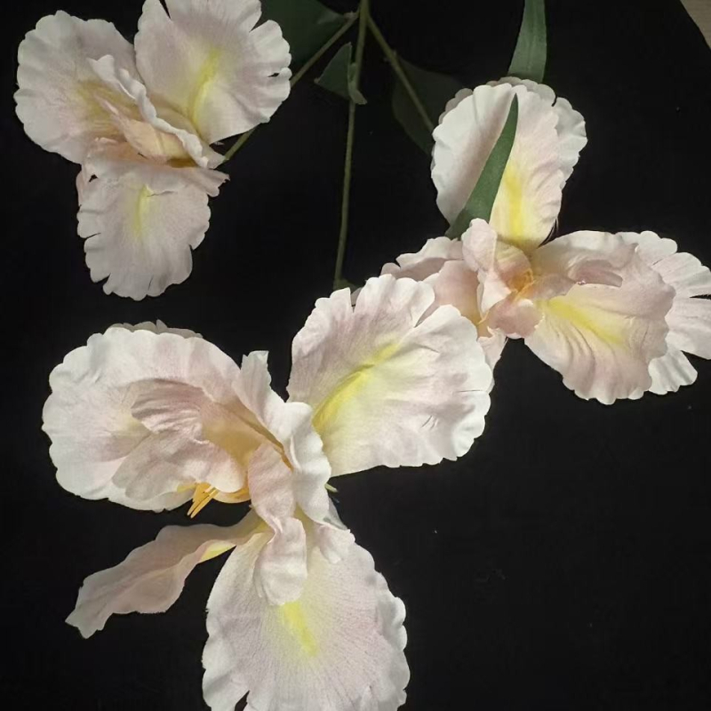 Umjetni iris svilenih cvjetova za vjenčanja i kućni dekor, rekviziti za fotografiju; materijal: plastika i svila; izrada: stiliziranje, bojanje, polu‑ručna i polu‑mehanička