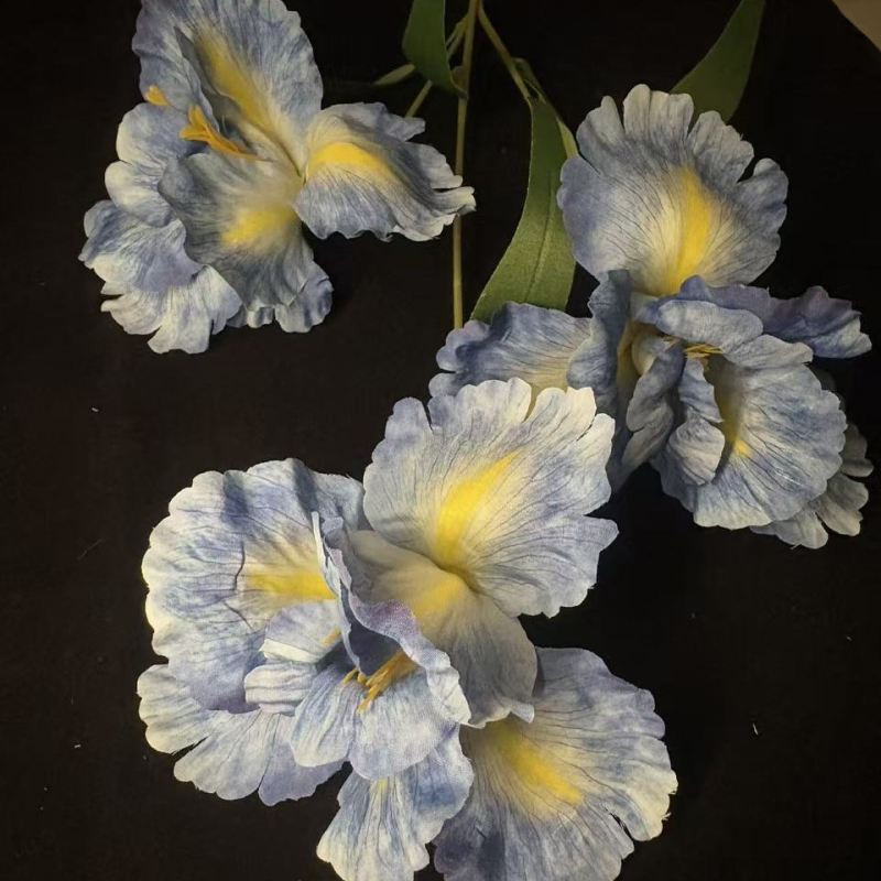 Umjetni iris svilenih cvjetova za vjenčanja i kućni dekor, rekviziti za fotografiju; materijal: plastika i svila; izrada: stiliziranje, bojanje, polu‑ručna i polu‑mehanička