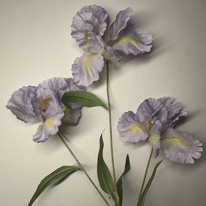 Umjetni iris svilenih cvjetova za vjenčanja i kućni dekor, rekviziti za fotografiju; materijal: plastika i svila; izrada: stiliziranje, bojanje, polu‑ručna i polu‑mehanička