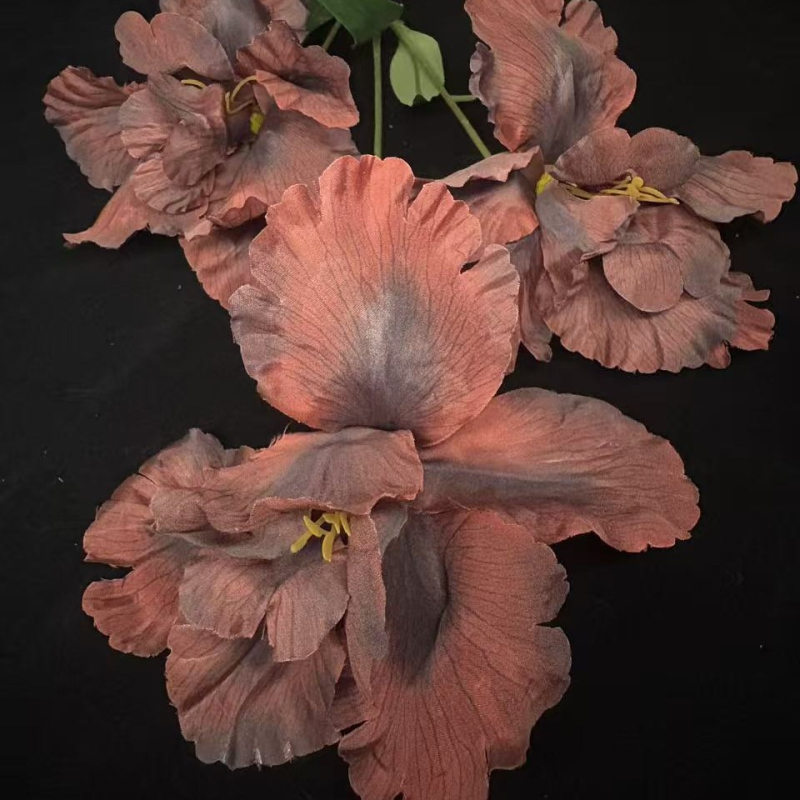 Umjetni iris svilenih cvjetova za vjenčanja i kućni dekor, rekviziti za fotografiju; materijal: plastika i svila; izrada: stiliziranje, bojanje, polu‑ručna i polu‑mehanička