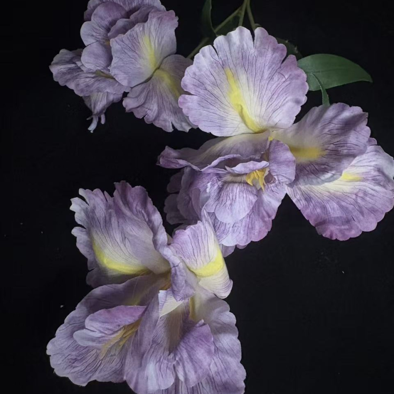 Umjetni iris svilenih cvjetova za vjenčanja i kućni dekor, rekviziti za fotografiju; materijal: plastika i svila; izrada: stiliziranje, bojanje, polu‑ručna i polu‑mehanička