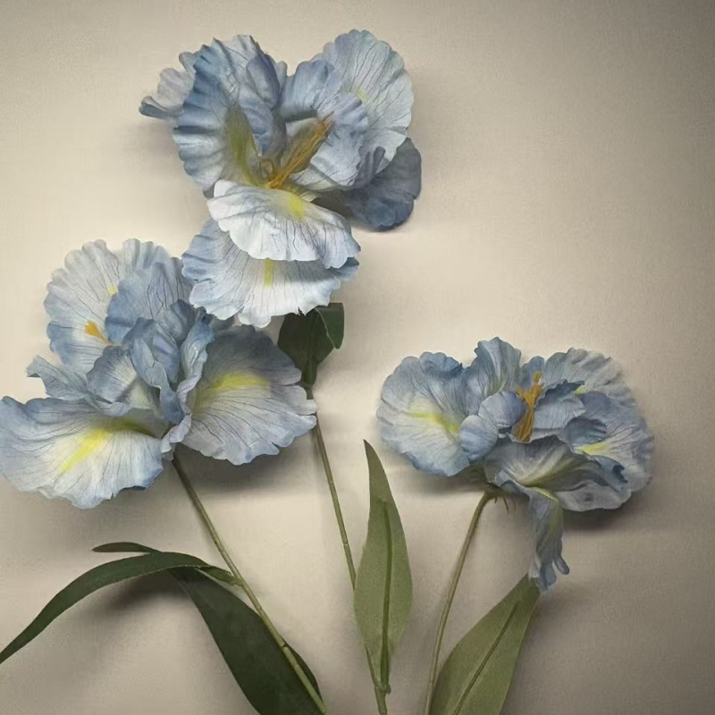 Umjetni iris svilenih cvjetova za vjenčanja i kućni dekor, rekviziti za fotografiju; materijal: plastika i svila; izrada: stiliziranje, bojanje, polu‑ručna i polu‑mehanička