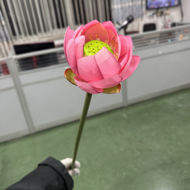 Runzhi umelecký lotos s listom – hodvábny lotos, čínske štýlo chinoiserie, svadobná dekorácia a rekvizity pre fotografiu (Značka Runzhi; Materiál: hodváb; Použitie: svadba, rekvizity pre fotografiu; Štýl: chinoiserie)