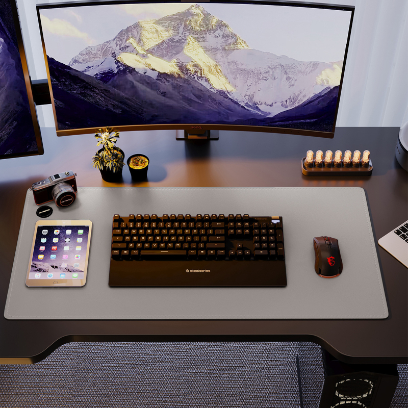 Ādas divpusēja galda paliktnis, pretslīdīgs, ar karsto pārvades drukāšanu, iespējama logotipa pievienošana — vienkrāsains stils