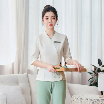 Женски комплект работно облекло за козметичен салон — топ с V-образно деколте и къс ръкав, панталон в костюм стил; влагоабсорбиращ и дишащ; полиестер-еластан смес (≥95% полиестер)