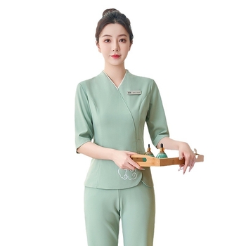 Женски комплект работно облекло за козметичен салон — топ с V-образно деколте и къс ръкав, панталон в костюм стил; влагоабсорбиращ и дишащ; полиестер-еластан смес (≥95% полиестер)