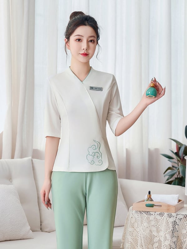 Женски комплект работно облекло за козметичен салон — топ с V-образно деколте и къс ръкав, панталон в костюм стил; влагоабсорбиращ и дишащ; полиестер-еластан смес (≥95% полиестер)