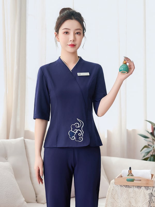 Женски комплект работно облекло за козметичен салон — топ с V-образно деколте и къс ръкав, панталон в костюм стил; влагоабсорбиращ и дишащ; полиестер-еластан смес (≥95% полиестер)