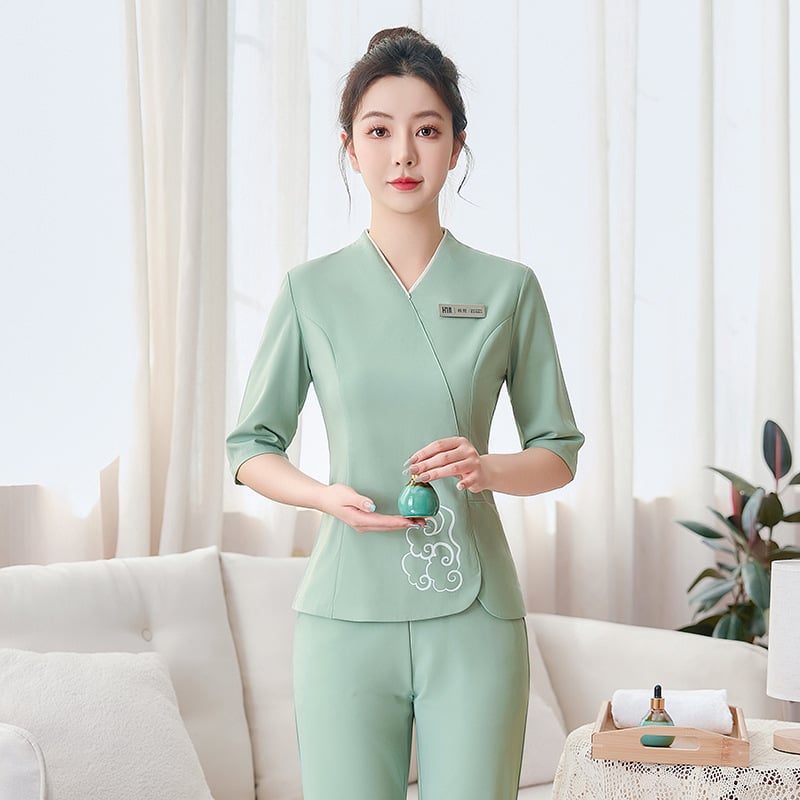 Женски комплект работно облекло за козметичен салон — топ с V-образно деколте и къс ръкав, панталон в костюм стил; влагоабсорбиращ и дишащ; полиестер-еластан смес (≥95% полиестер)