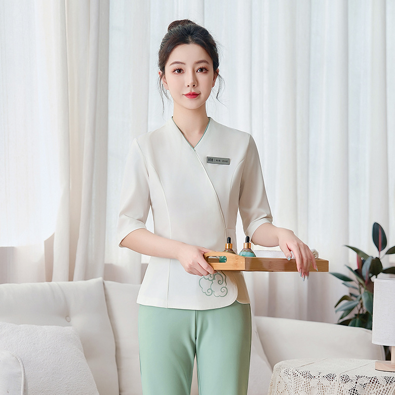 Женски комплект работно облекло за козметичен салон — топ с V-образно деколте и къс ръкав, панталон в костюм стил; влагоабсорбиращ и дишащ; полиестер-еластан смес (≥95% полиестер)