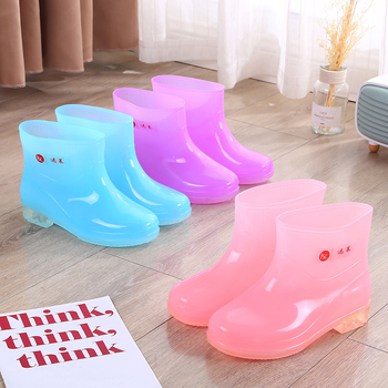 Moteriški lietaus batai su PVC viršutine, žemas kulnas (1–3 cm), žemas vamzdinės dalies aukštis, keturi sezonai
