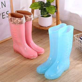 Moteriški lietaus batai su PVC viršutine, žemas kulnas (1–3 cm), žemas vamzdinės dalies aukštis, keturi sezonai
