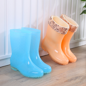 Moteriški lietaus batai su PVC viršutine, žemas kulnas (1–3 cm), žemas vamzdinės dalies aukštis, keturi sezonai