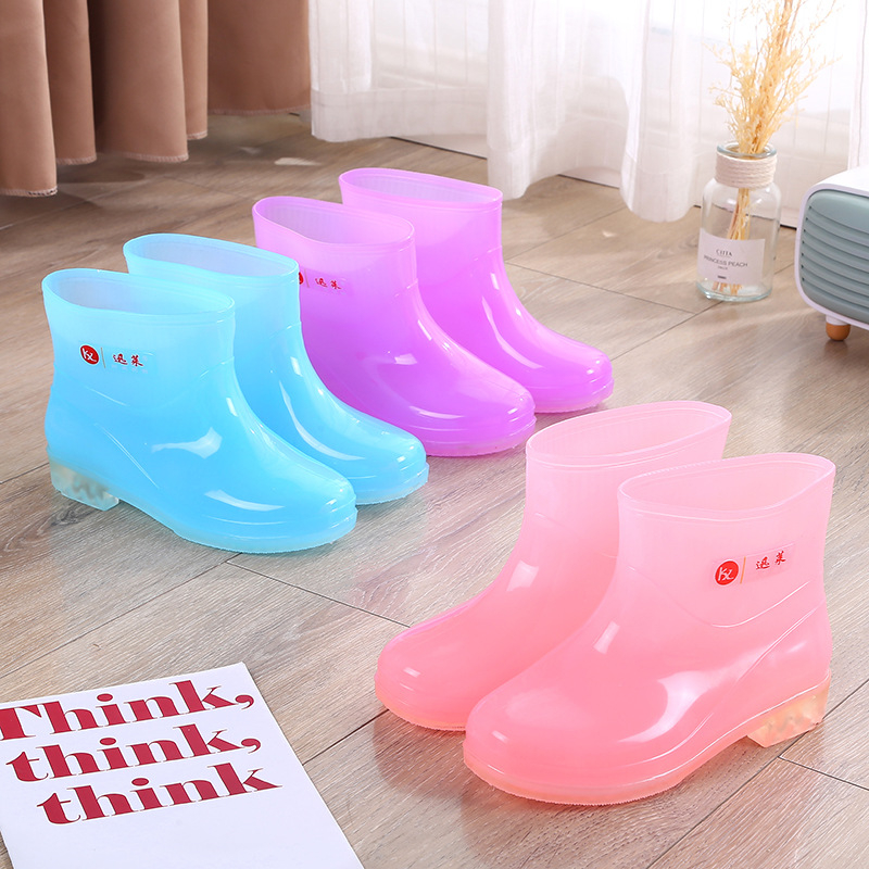 Moteriški lietaus batai su PVC viršutine, žemas kulnas (1–3 cm), žemas vamzdinės dalies aukštis, keturi sezonai