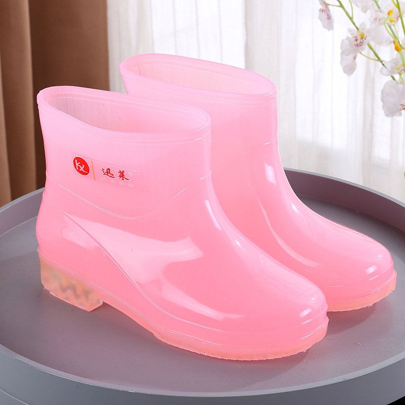 Moteriški lietaus batai su PVC viršutine, žemas kulnas (1–3 cm), žemas vamzdinės dalies aukštis, keturi sezonai