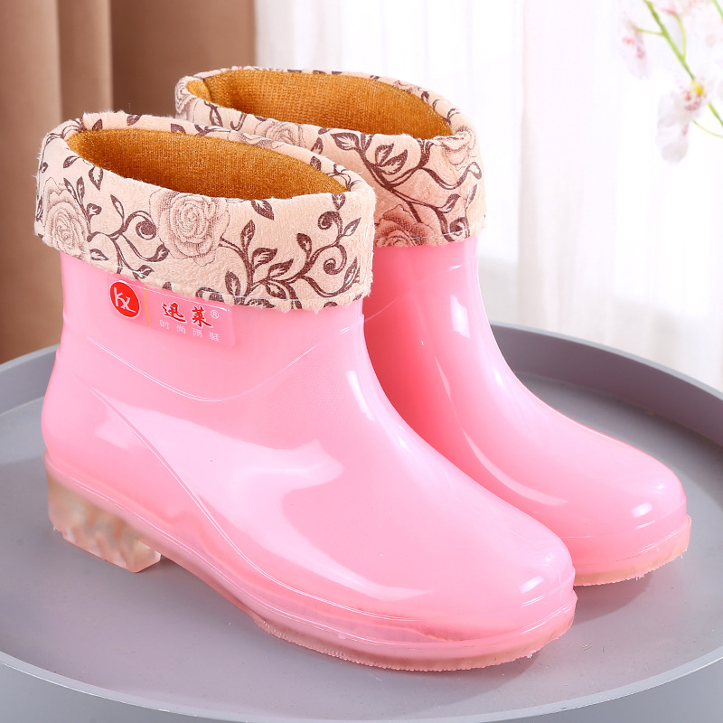 Moteriški lietaus batai su PVC viršutine, žemas kulnas (1–3 cm), žemas vamzdinės dalies aukštis, keturi sezonai