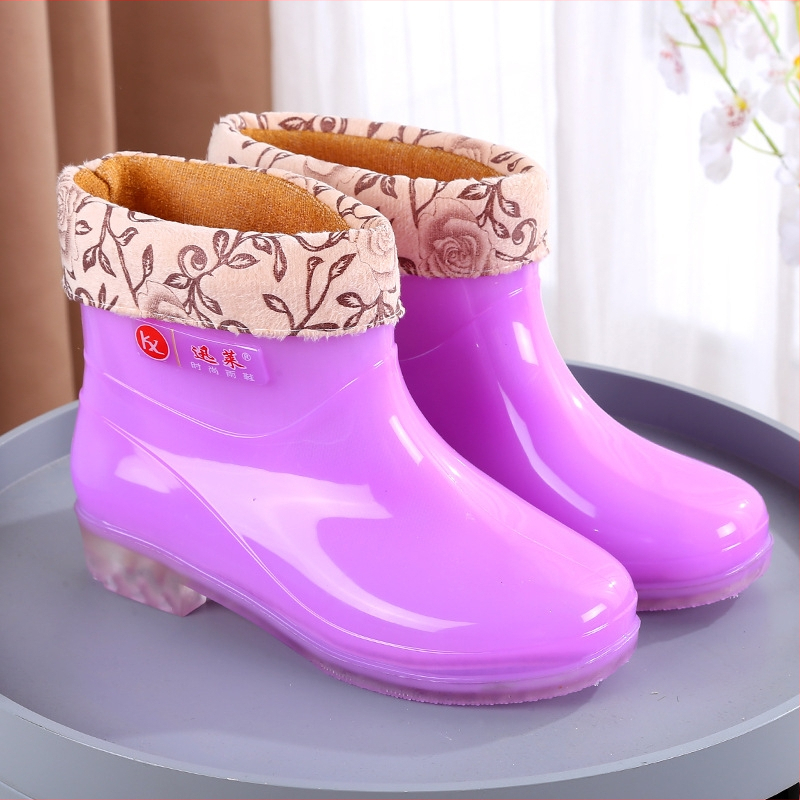Moteriški lietaus batai su PVC viršutine, žemas kulnas (1–3 cm), žemas vamzdinės dalies aukštis, keturi sezonai