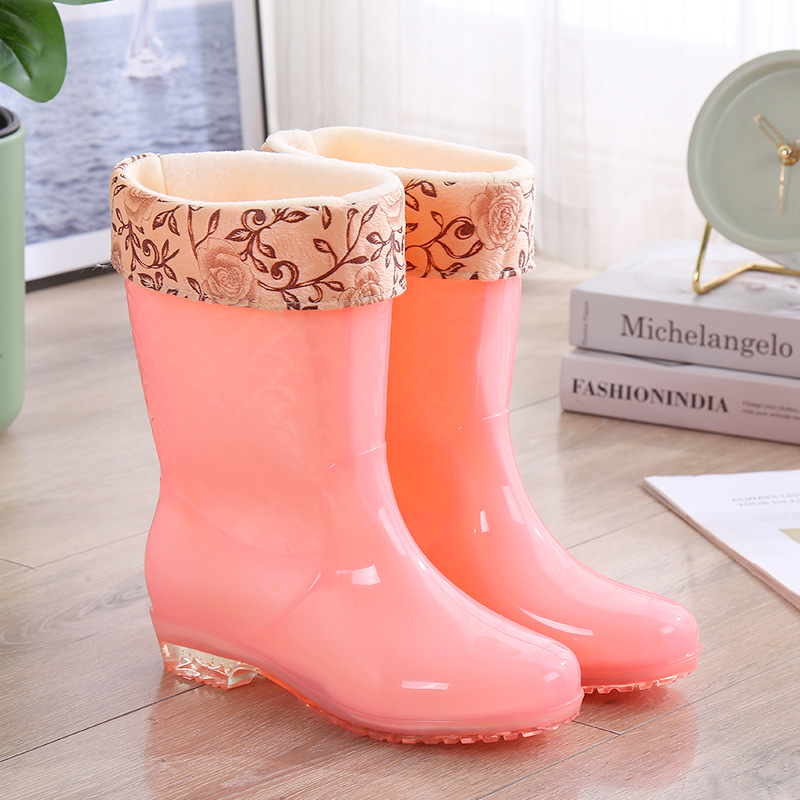 Moteriški lietaus batai su PVC viršutine, žemas kulnas (1–3 cm), žemas vamzdinės dalies aukštis, keturi sezonai