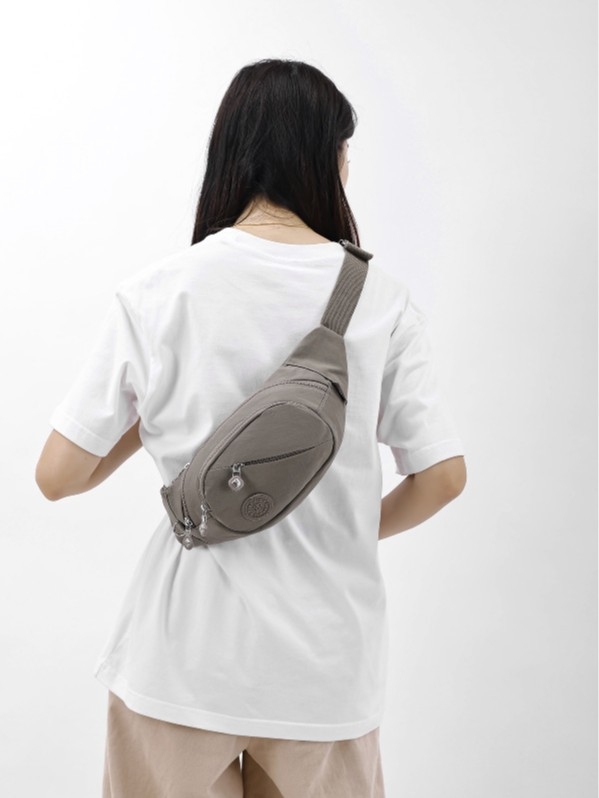 Hibridinė krūtinės/juosmens rankinė telefonui — išorė nailonas, vidus medvilnė, užtrauktukas, vidinės kišenės telefonui ir dokumentams