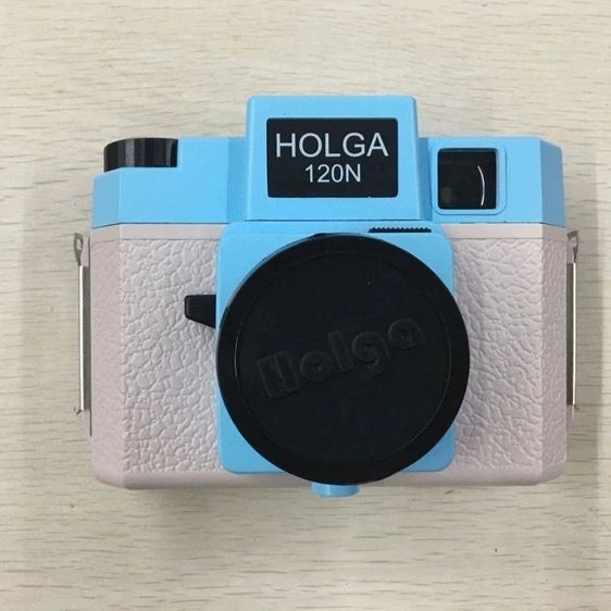 Holga įkvėpta DSLR kamera su CCD jutikliu, 10x optinis priartinimas, 1080p vaizdo įrašas, optinis vaizdo stabilizavimas, SD kortelė