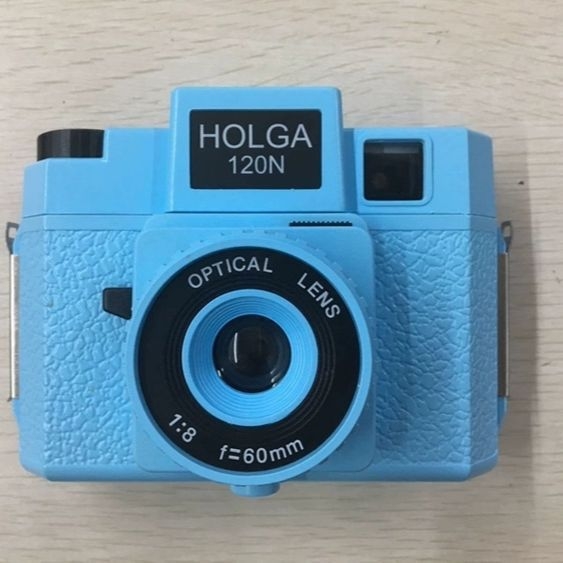 Holga įkvėpta DSLR kamera su CCD jutikliu, 10x optinis priartinimas, 1080p vaizdo įrašas, optinis vaizdo stabilizavimas, SD kortelė