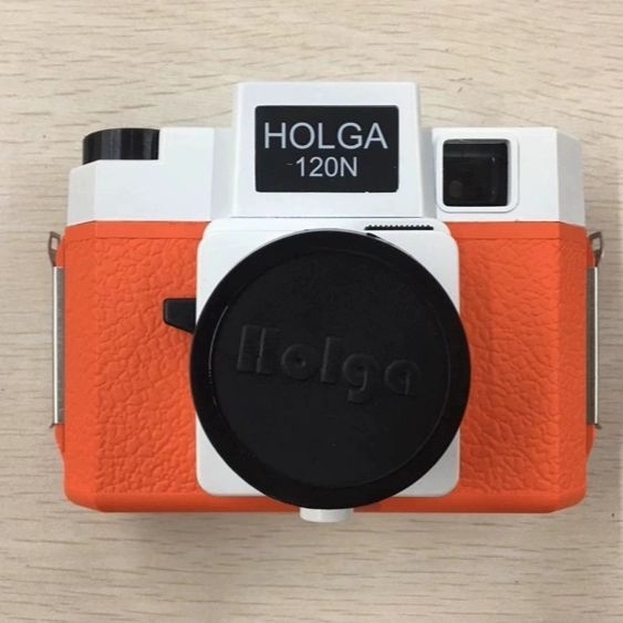Holga įkvėpta DSLR kamera su CCD jutikliu, 10x optinis priartinimas, 1080p vaizdo įrašas, optinis vaizdo stabilizavimas, SD kortelė
