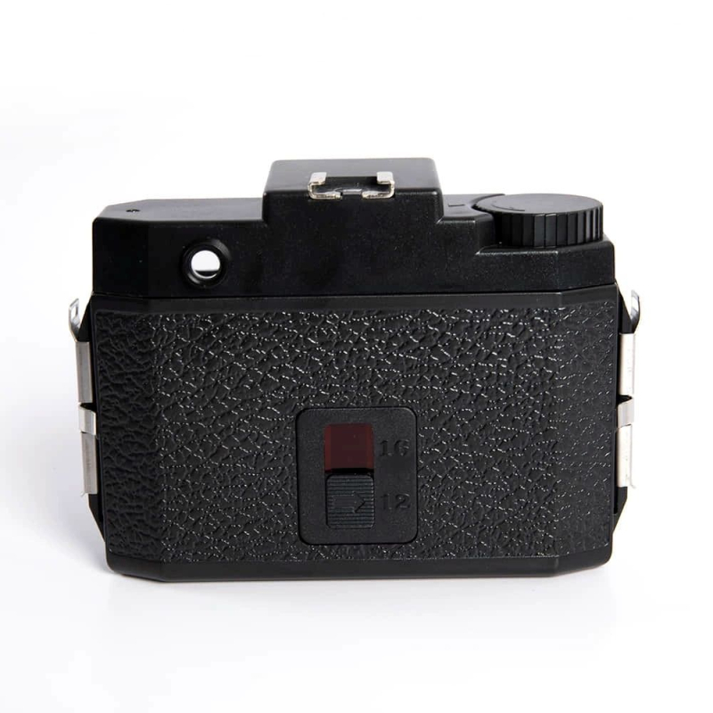 Holga įkvėpta DSLR kamera su CCD jutikliu, 10x optinis priartinimas, 1080p vaizdo įrašas, optinis vaizdo stabilizavimas, SD kortelė