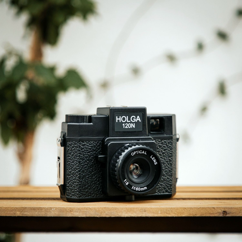 Holga įkvėpta DSLR kamera su CCD jutikliu, 10x optinis priartinimas, 1080p vaizdo įrašas, optinis vaizdo stabilizavimas, SD kortelė