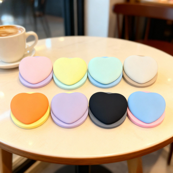 Sirds formas telefona turētājs no pilnīga šķidrā silikona, FG-85536; saderīgs ar Apple; magnētiska piestiprināšana visiem tālruņiem; pielāgošana pieejama